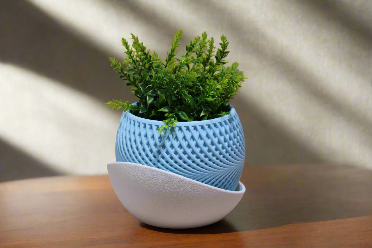 Beautiful Drift Planter with Wrap Around Plate