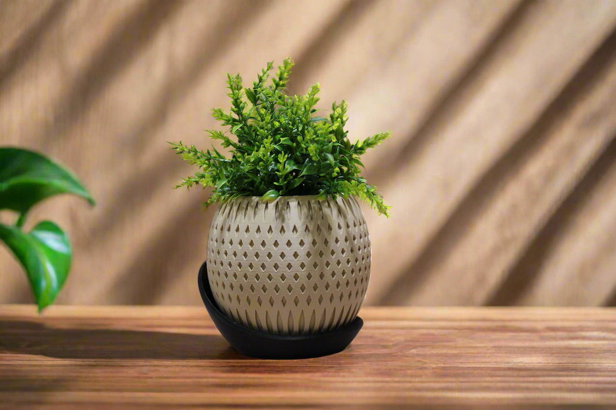 Beautiful Orbit Planter with Wrap Around Plate