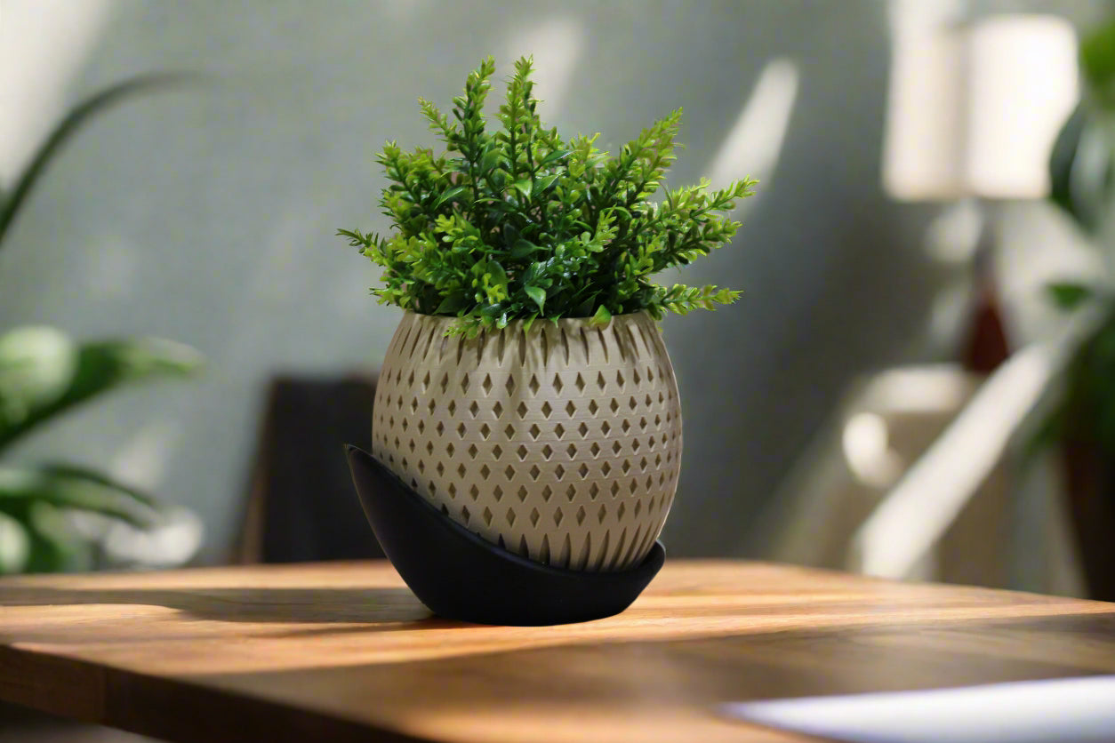 Beautiful Orbit Planter with Wrap Around Plate