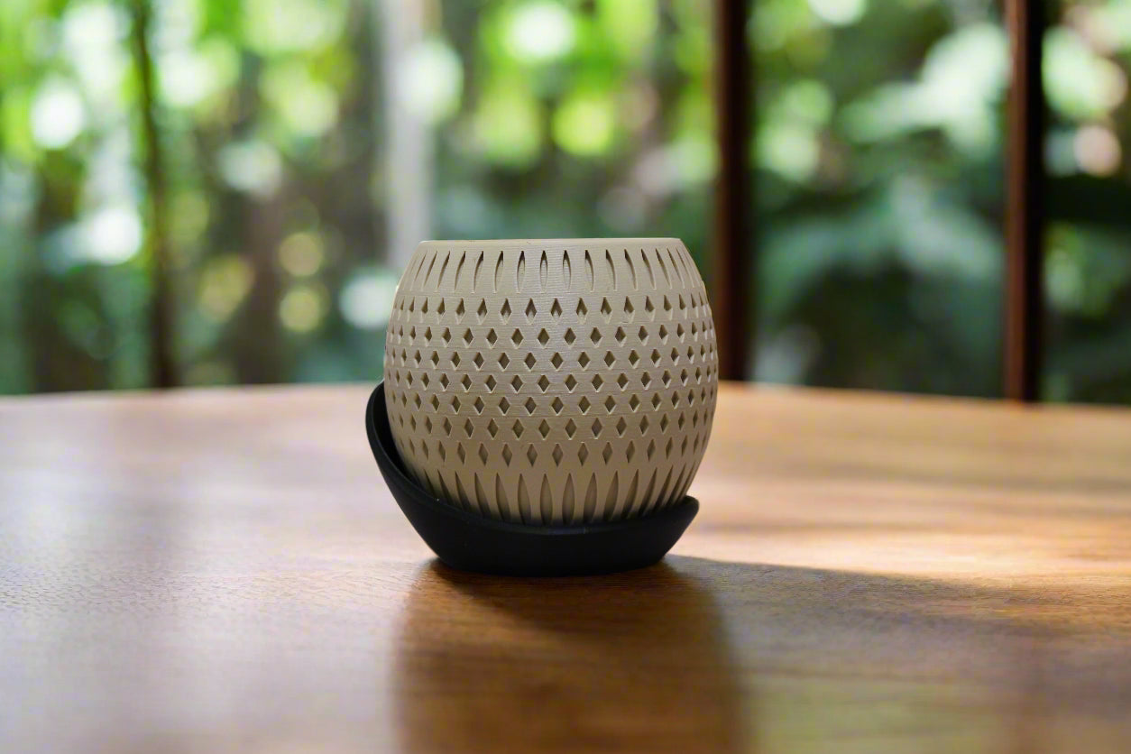Beautiful Orbit Planter with Wrap Around Plate