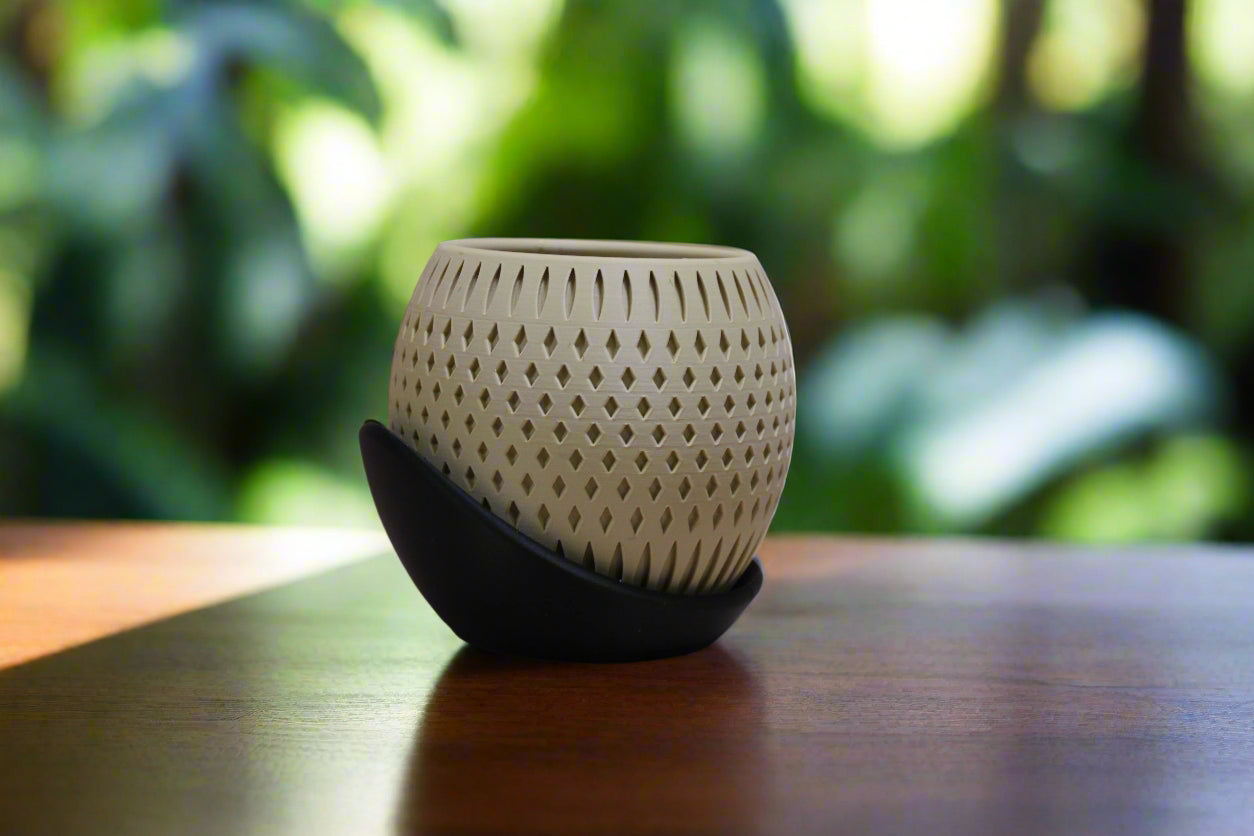 Beautiful Orbit Planter with Wrap Around Plate
