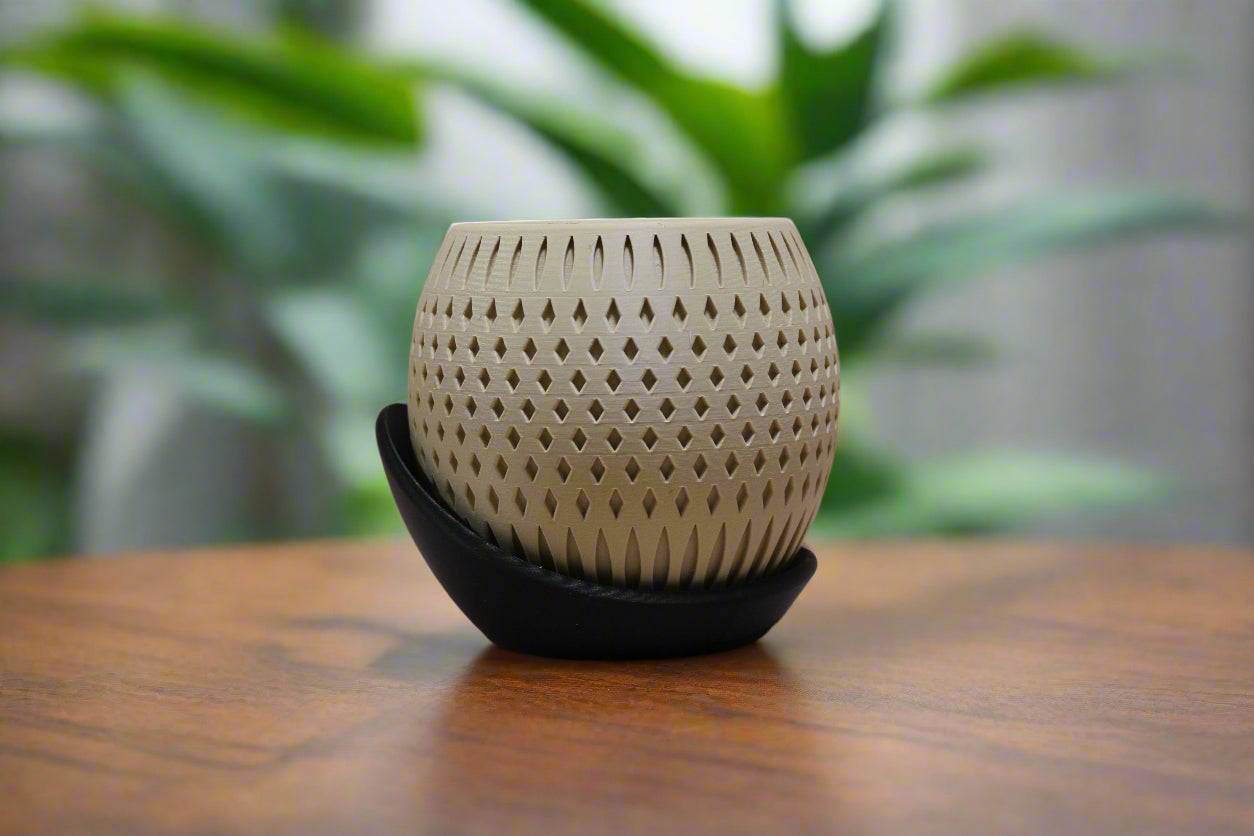 Beautiful Orbit Planter with Wrap Around Plate
