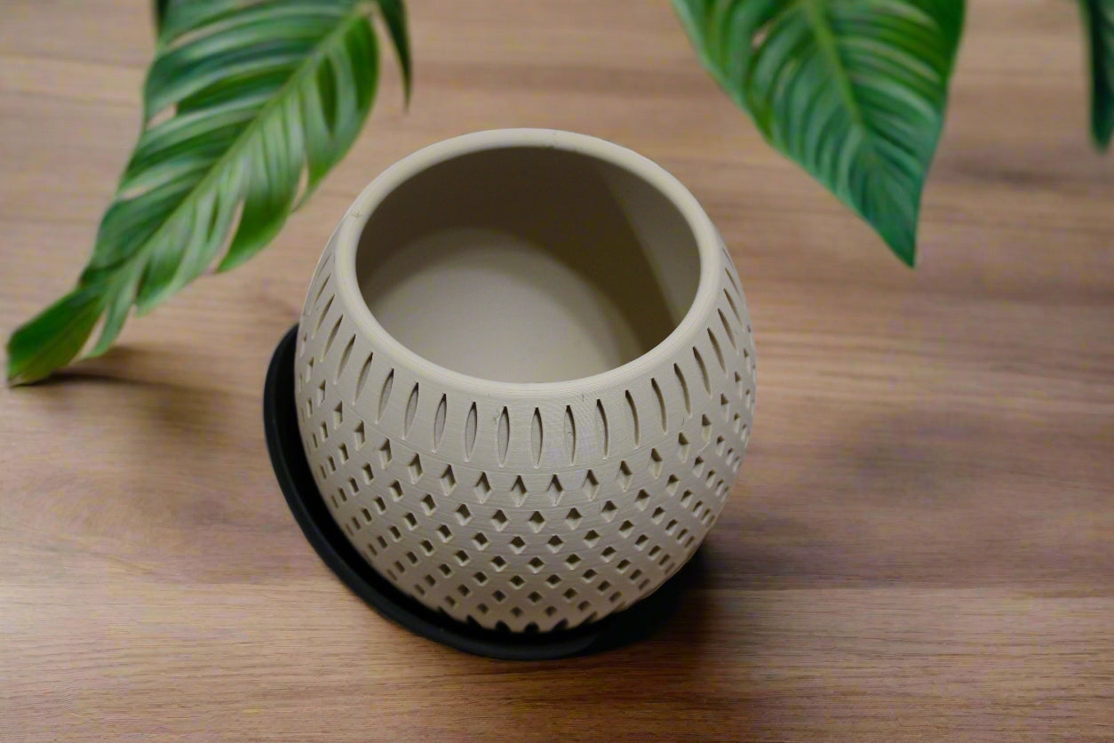 Beautiful Orbit Planter with Wrap Around Plate