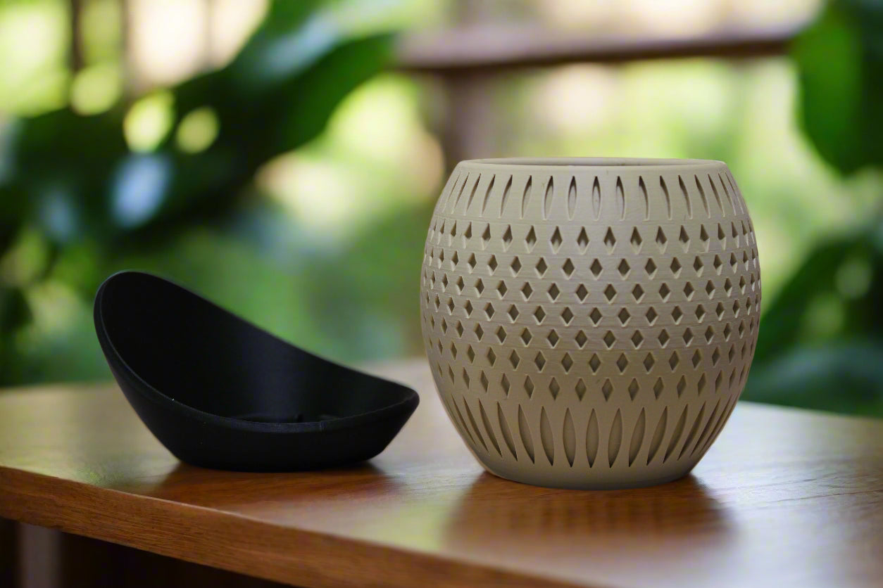Beautiful Orbit Planter with Wrap Around Plate