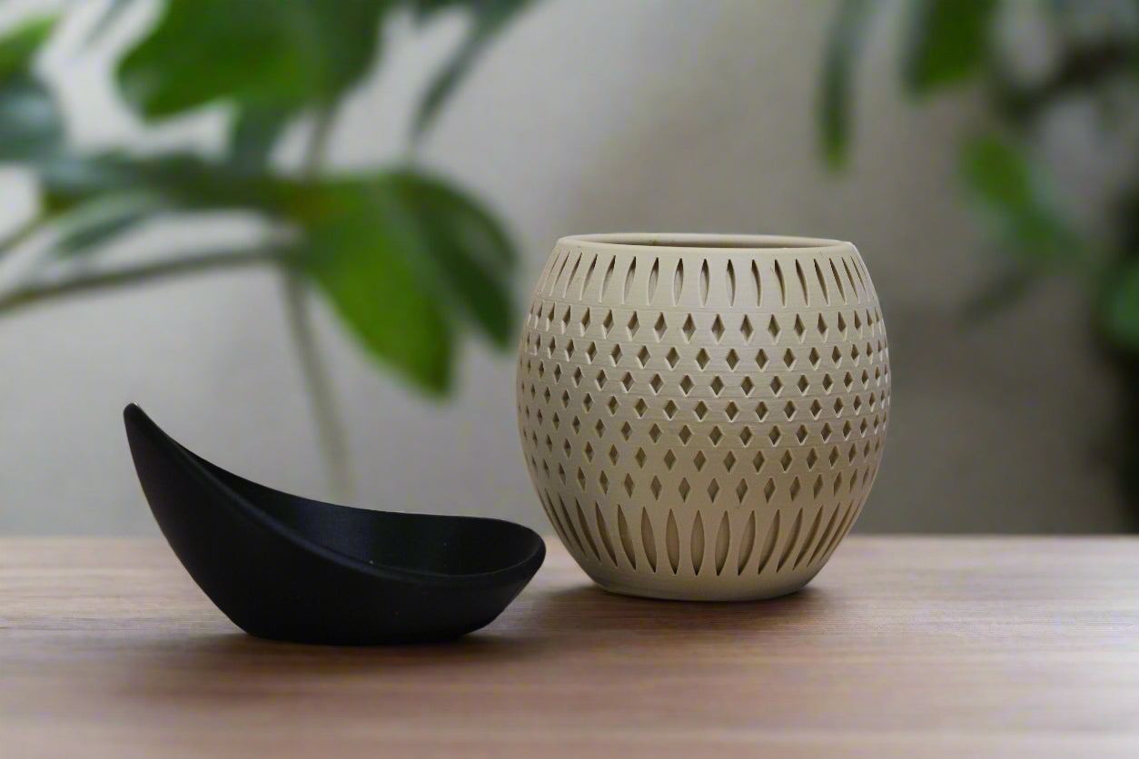 Beautiful Orbit Planter with Wrap Around Plate