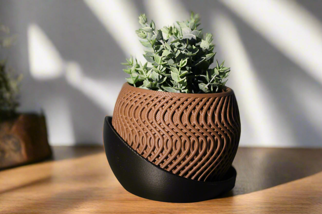 Beautiful Radiant Planter with Wrap Around Plate